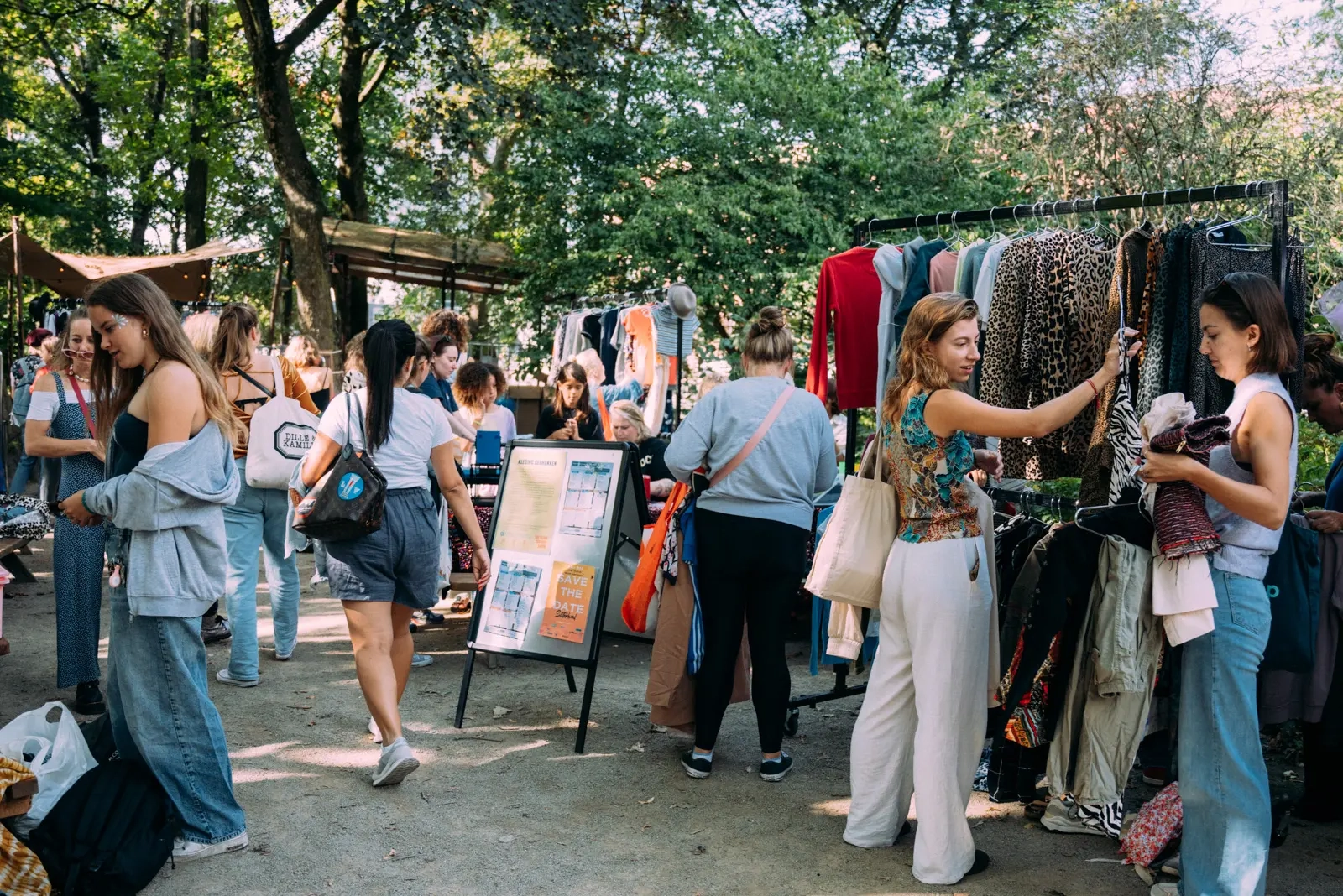 Tieners kijken naar kleding op een buitenmarkt