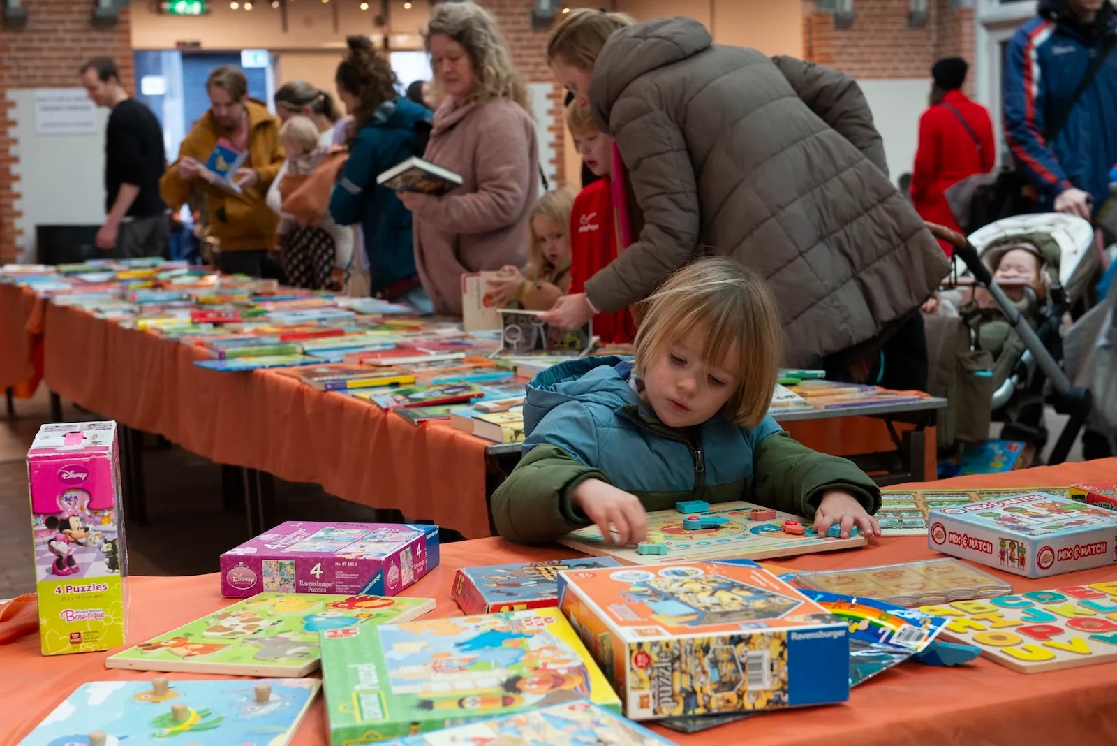 Meisje speelt met een tweedehands puzzel