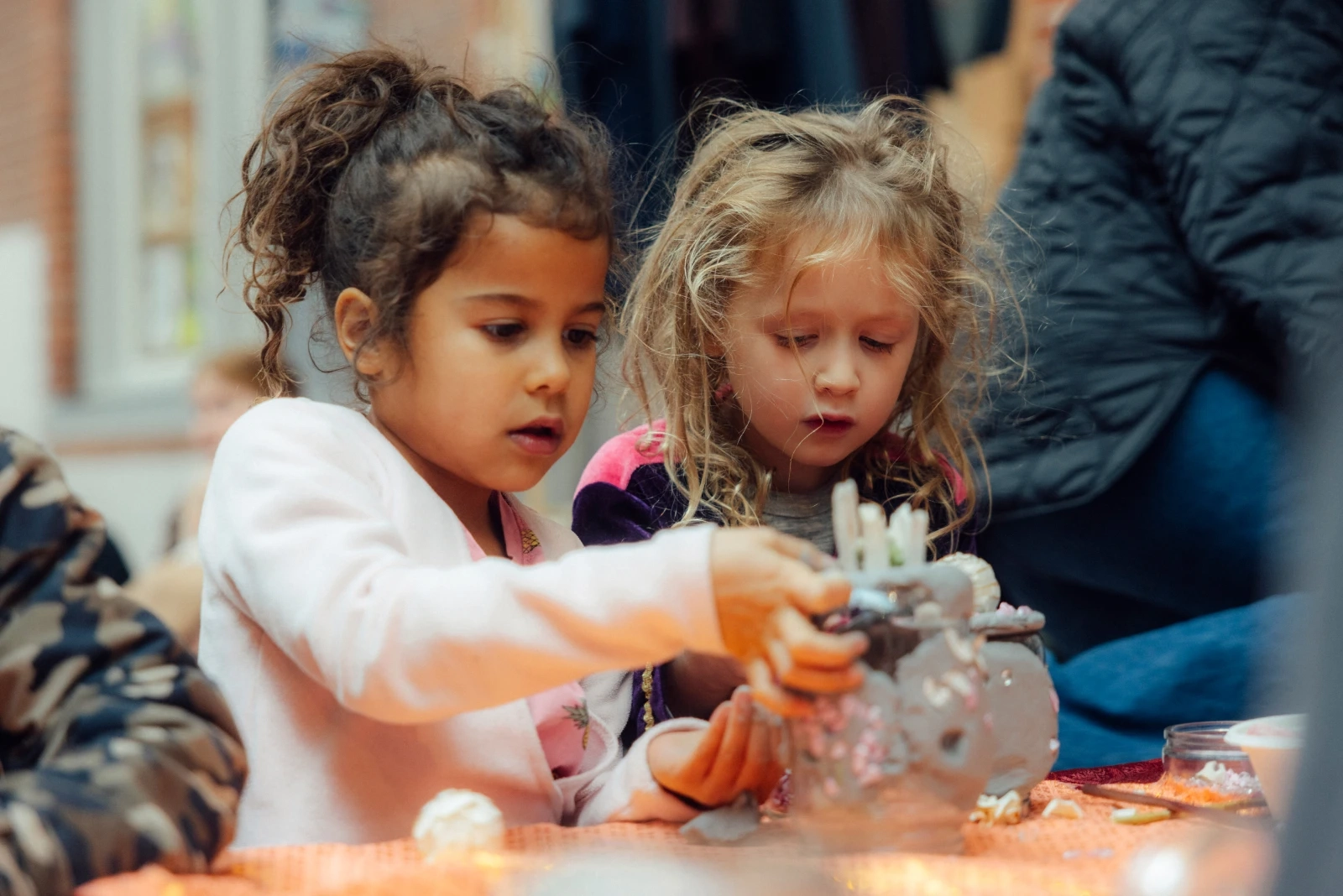 Meisjes spelen met speelgoed bij de ruil