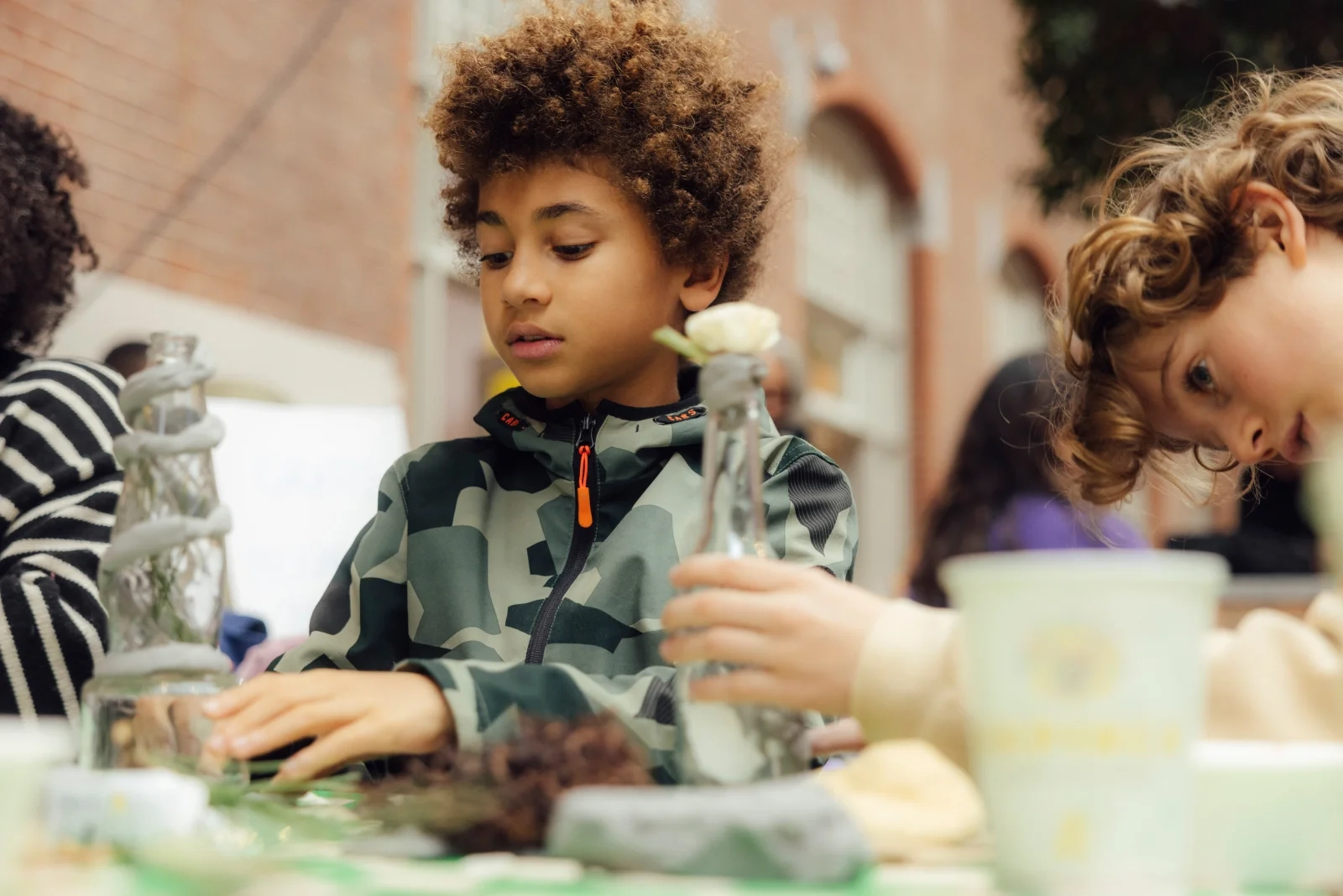 Kinderen knutselen met natuurlijke materialen tijdens een creatieve workshop