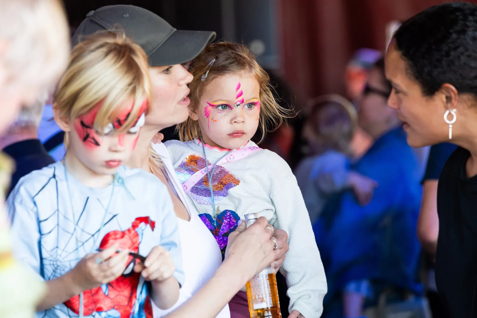 Kinderen met schmink op een festival