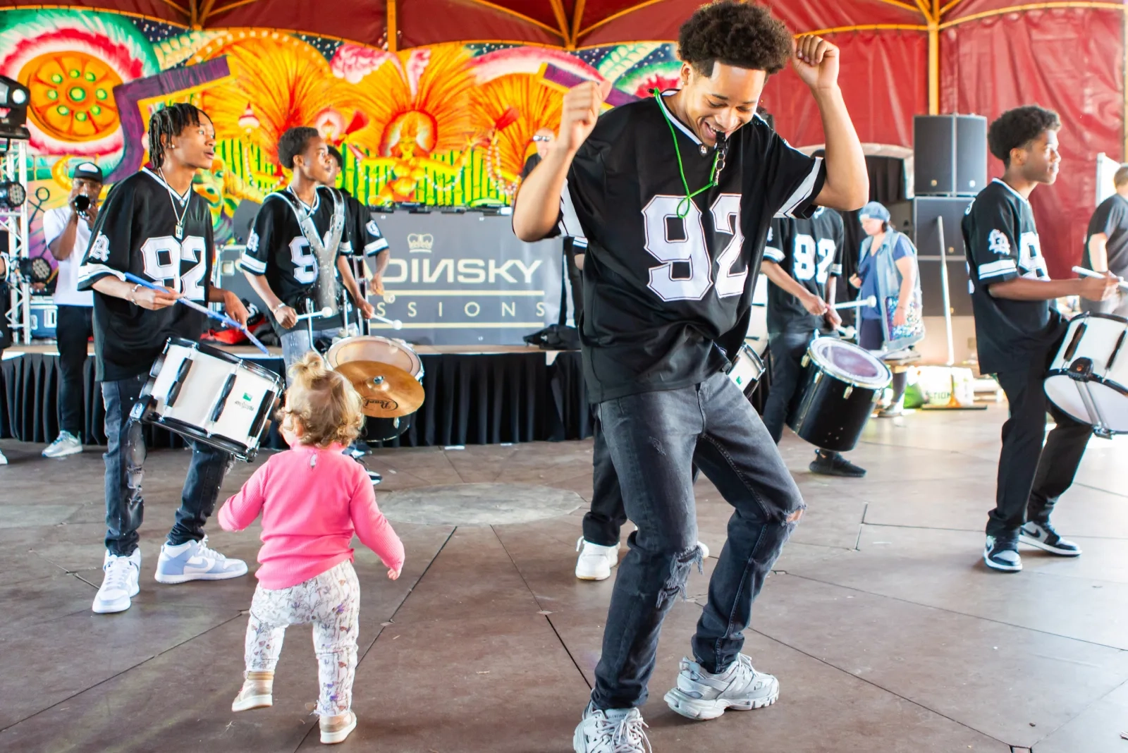 Peuter danst mee met drummer op het podium