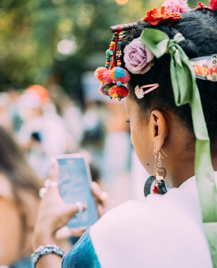 Kleurrijke haaraccessoires en handgemaakte oorbellen bij een slow fashion evenement