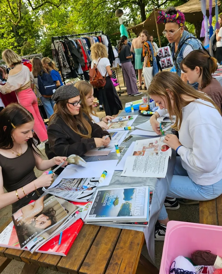 Jongeren knutselen aan een tafel tijdens een slow fashion workshop in de Tolhuistuin