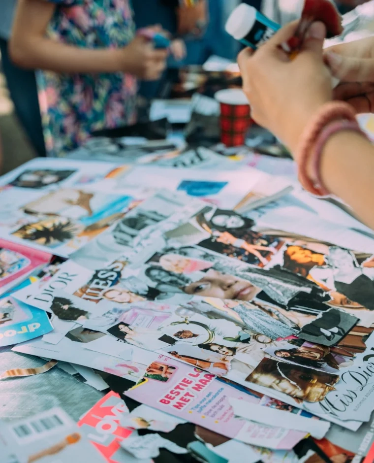 Tijdschriftknipsels op tafel tijdens een creatieve collage workshop