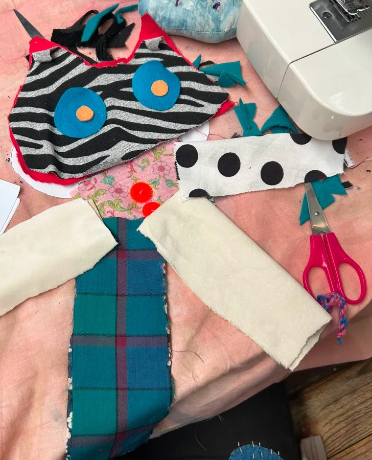 Creatieve monsters gemaakt van gerecycled materiaal tijdens workshops