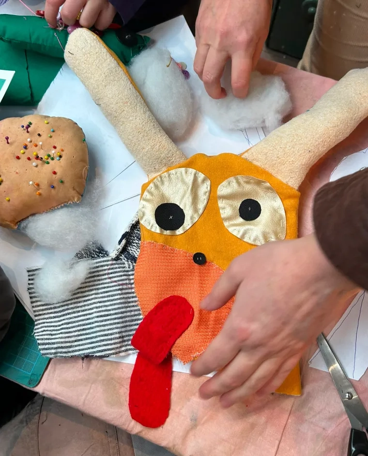Kinderen maken fantasievolle creaties uit duurzame materialen