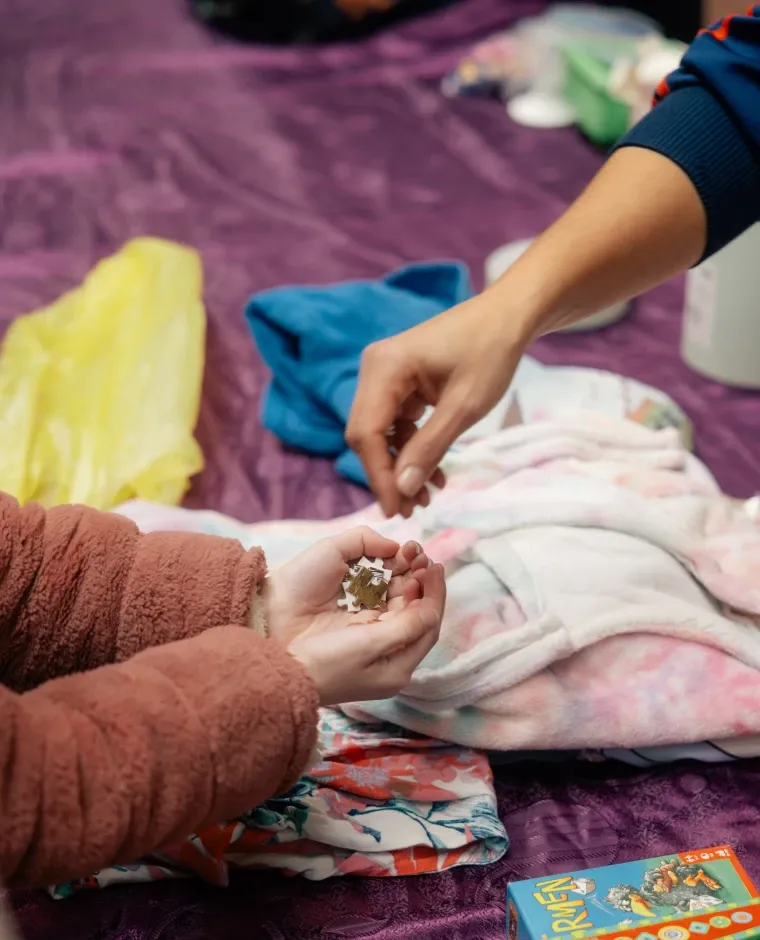 Handen wisselen ruil tokens uit bij de inname