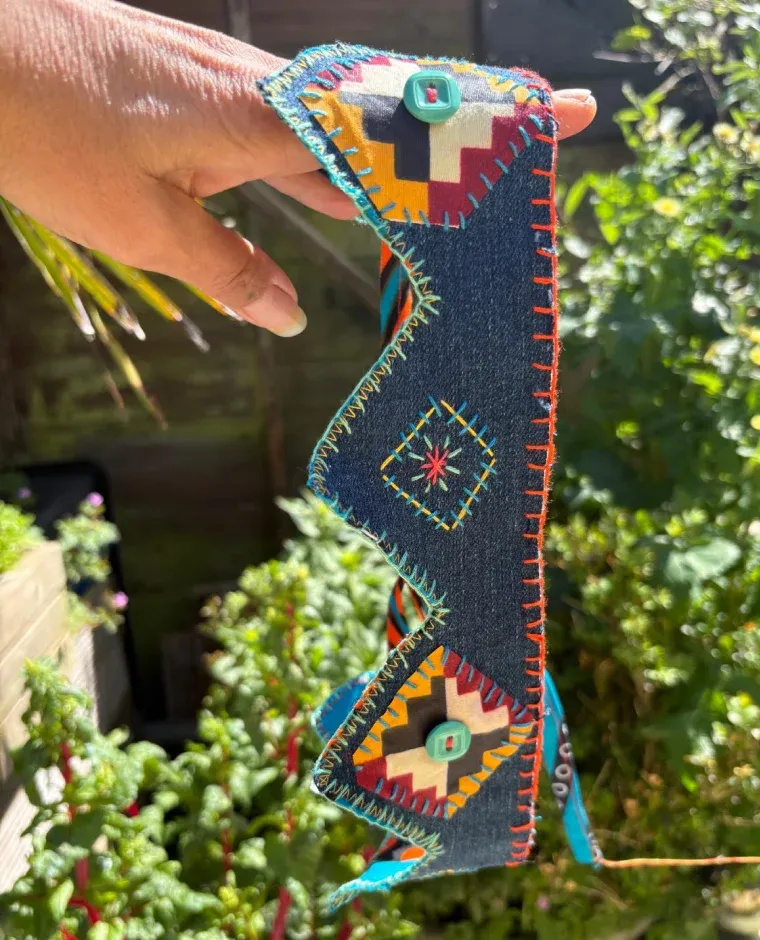 Handgemaakte denim kroon met kleurrijke patchwork en borduurwerk