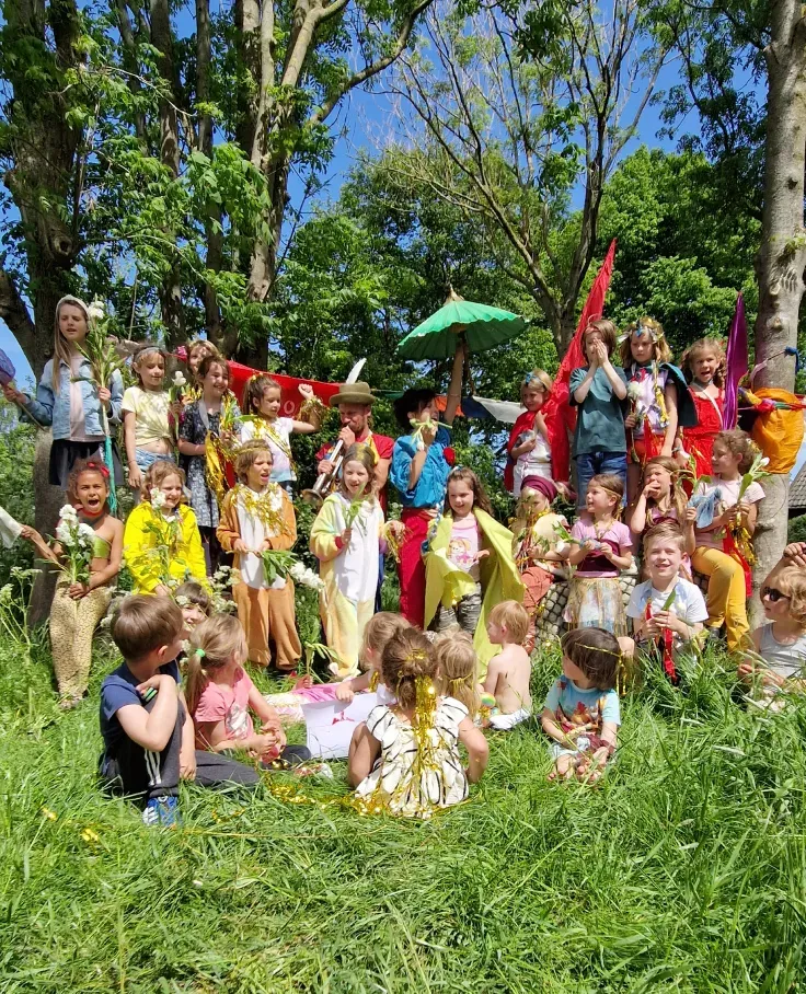 kinderen in kleurrijke kostuums