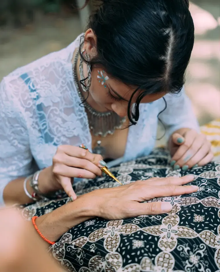Stijlvol meisje maakt een henna-tatoeage