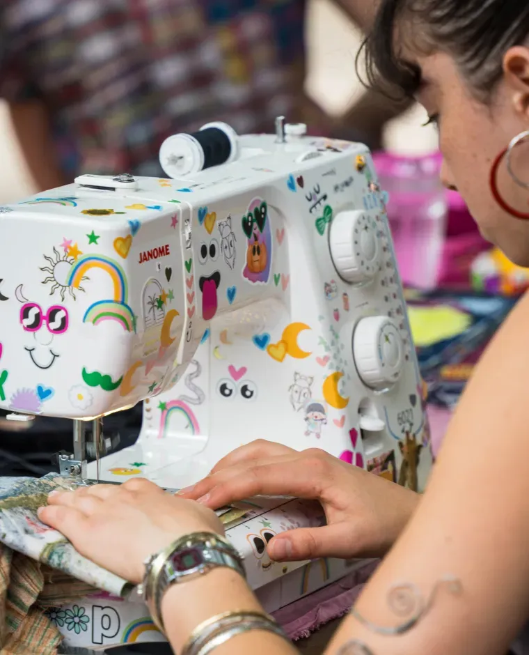 Meisje gebruikt een naaimachine