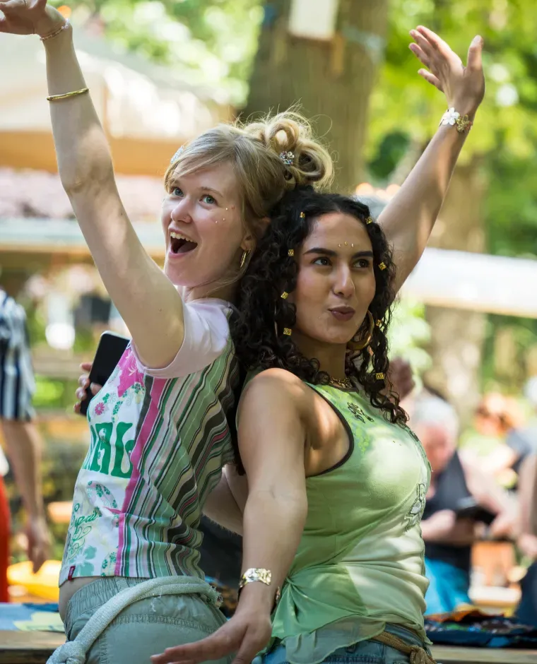 Twee speelse dames poseren