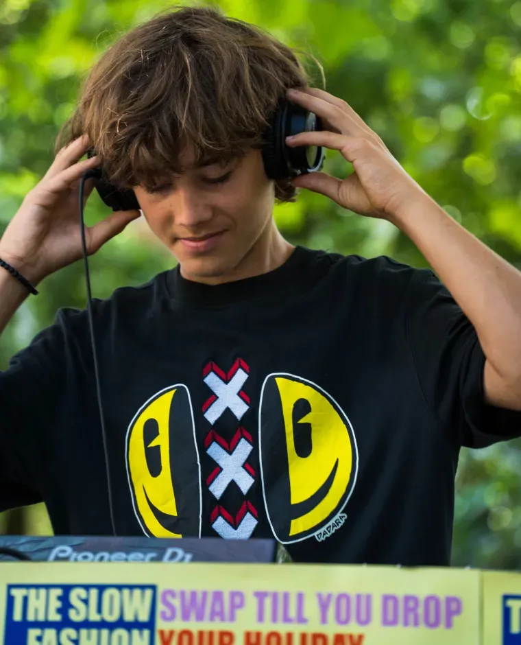 Jonge DJ speelt in open ruimte