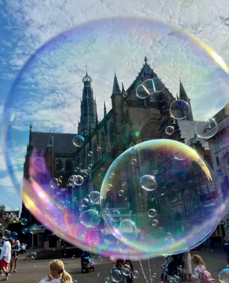 St Bavo Kerk in Haarlem met zeepbellen op de voorgrond