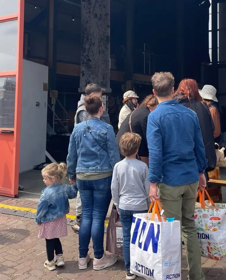 Gezinnen in de rij voor het ruilen