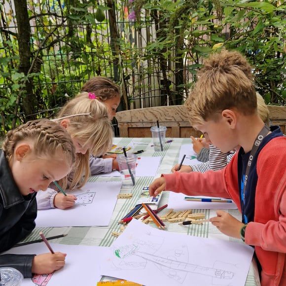 Kinderen tekenen groenten en fruit