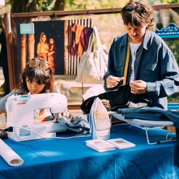 Vrouwen die kleding bevestigen en stylen