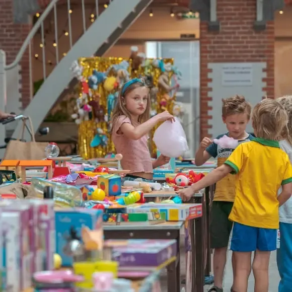 Kinderen spelen omringd door speelgoed